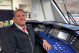 Batteriezug rollt durchs Erzgebirge - Test für die Strecke Chemnitz-Leipzig - Lokführer Markus Möhrle von der Mitteldeutschen Regiobahn hat den Batteriezug nach Annaberg-Buchholz gesteuert.
