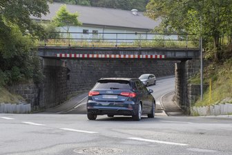 Bau an Bahnbrücke über B 101 in Annaberg geplant: So ist der aktuelle Stand - Langfristig soll der Brückenüberbau dieser Bahnbrücke über der B 101 in Annaberg-Buchholz erneuert werden.