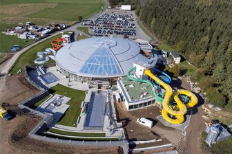 Bau an Freizeitbad im Erzgebirge kostet 1,7 Millionen Euro mehr: Landkreis gewährt Darlehen - Statt geplanten 7,4 Millionen Euro wird nun mit Kosten von knapp 9,1 Millionen Euro für eine fast abgeschlossene Modernisierung am Freizeitbad Greifensteine gerechnet. Ob zusätzliches Fördergeld fließt, ist noch offen.