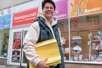 Bau der August-Bebel-Straße in Werdau - was auf Anwohner, Geschäfte und Passanten zukommt - Katja Modes vom Bastelgeschäft Rohleder stellt sich auf viele Behinderungen für ihre Kundschaft ein. Der Geschäftsinhaberin liegt vor allem daran, dass auf der neu gestalteten Straße ausreichend große Stellplätze für Kurzzeitparker ausgewiesen werden und dass es Lieferzonen gibt.