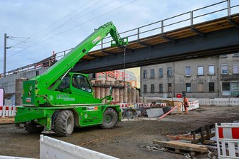 Bau der Bahnbrücke in Crimmitschau: Anwohner müssen mit Nachtlärm rechnen - Im Bereich der Breitscheidstraße wird derzeit an der neuen Bahnbrücke gearbeitet.