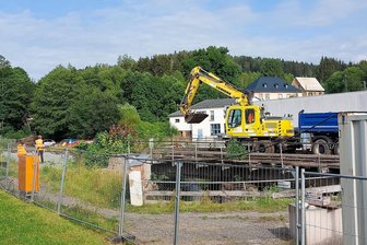 Bau der Bahnbrücke in Klingenthal: Gut drei Monate fährt Schienenersatzverkehr - Seit Montag läuft in Klingenthal der Abriss der alten Bahnbrücke an der Holzhof-/Mühlenstraße.