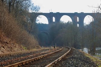 Bau der Elstertalbrücke startet: Welche Einschränkungen jetzt auf Bahnreisende und Wanderer zukommen - Ein wichtiger Pfeiler der Sachsen-Franken-Magistrale: die Elstertalbrücke. Noch diesen Monat wird die Brücke eingerüstet und die Sanierung beginnt. Der beliebte Wanderweg über die Brücke ist dann gesperrt.