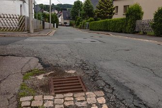 Bau der Greifensteinstraße in Thum steht in den Sternen - Auf der Greifensteinstraße in Thum wird bald gearbeitet. Aus dem erhofften grundhaften Ausbau wird allerdings nichts.