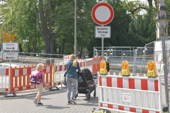Bau der historischen Ringanlagen in Freiberg: Neue Umleitung für Fußgänger - Noch ist der provisorische Fußweg von der Petersstraße über die Wallstraße in den Albertpark offen. Das aber soll sich demnächst ändern.