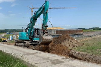 Bau der Milchviehanlage in Beutha verzögert sich - Seit dem Sommer 2020 sind die Bagger im Einsatz. Die Milchviehanlage soll Platz für bis zu 640 Kühe, 30 Färsen und 72 Kälber bieten. 