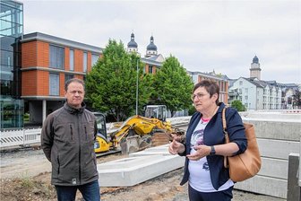 Bau der Neuen Elsterbrücke in Plauen: Wie ist der Stand? - Vor der Sparkasse Vogtland geht nichts. Straße und Gehweg sind wegen Tiefbauarbeiten im Vorfeld des Baus der Neuen Elsterbrücke gesperrt. Rathaus-Tiefbauchef Steffen Ullmann und Baubürgermeisterin Kerstin Wolf erklären den Stand.
