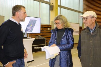Bau der neuen Mega-Stromtrasse hat im Vogtlandkreis begonnen - Axel Happe von der 50Hertz Transmission GmbH beantwortet die Fragen von Corina Peipp und Siegfried Rauh aus Drochaus.