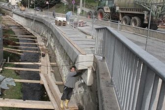 marode Stützmauer an der Staatsstraße 200 im Lichtenauer Ortsteil Ottendorf 