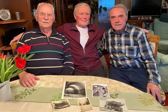 Bau der Talsperre Lichtenberg im Erzgebirge bleibt unvergessen – mit 37 historischen Fotos - Klaus Naumann (83), Helmut Gesell (84) und Gerd Wagner (81, v.l.) haben die Talsperre Lichtenberg im Erzgebirge mit gebaut. Seit 1966 sind die drei Männer Freunde.