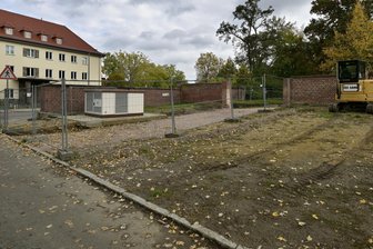 Bau der zweiten Zufahrt zum Zwickauer Friedhof: Warum ist die Baustelle ein unvollendetes Projekt geblieben? - Eigentlich sollte die Zufahrt zum Friedhof bereits Ende Juni fertig sein. Doch seit vier Monaten ruht der Bau.