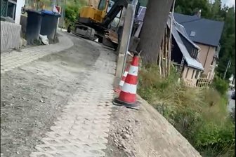 Bau einer neuen Zufahrt zur Klingenthaler Alm: Wann gibt es grünes Licht? - Der Hang wurde notdürftig wieder befestigt. Der Bagger des sogenannten Alm-Terroristen blockiert die Straße.