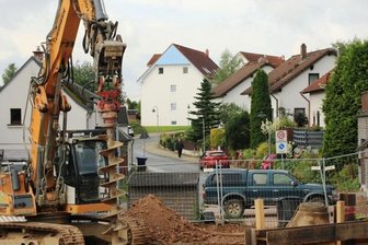Bau einer Pumpstation sorgt in Mechelgrün für Erstaunen - Im Wohnpark am Birkenweg in Mechelgrün laufen die Bauarbeiten zur Verlegung einer Druckleitung. 