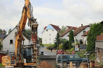 Bau einer Pumpstation sorgt in Mechelgrün für großes Erstaunen - Im Wohnpark am Birkenweg in Mechelgrün laufen die Bauarbeiten zur Verlegung einer Druckleitung. 