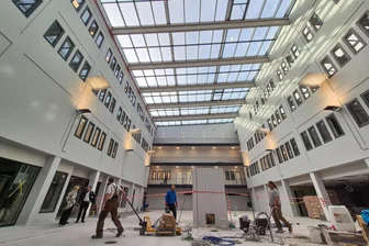 Bau fast abgeschlossen: Diese Vor- und Nachteile bietet der neue Hauptstandort der Chemnitzer Poliklinik - Der Empfangsbereich liegt in einem hohen Atrium. Hier kann man sich künftig sowohl elektronisch als auch bei einem Menschen am Schalter anmelden.