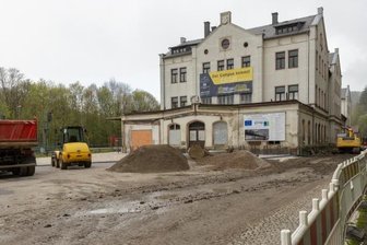 Bau für neuen Bahn-Forschungscampus läuft - Das Bahnfahren der Zukunft soll künftig von Annaberg-Buchholz aus mit erforscht werden. Dafür sind Bauarbeiten am Unteren Bahnhof im Gang. Sie betreffen den Außenbereich und den nördlichen Kopfbau. 