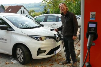 Bau von Ladesäulen kommt nicht in Fahrt - In der Nähe seines Hauses kann Niels Sigmund sein E-Auto an mehreren öffentliche Ladesäulen betanken. Meistens nutzt er jedoch Solarstrom vom eigenen Dach. 