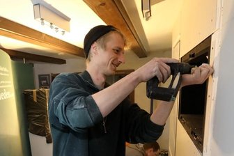 Bauarbeiten am Karl-May-Haus gehen in die Verlängerung - Sebastian Ziehr von der Tischlerei Sonnenfeld aus Dennheritz ist im Depotanbau am Karl-May-Haus mit dem Vitrinenbau beschäftigt.