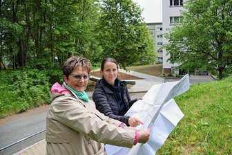 Bauarbeiten am Kuhberg in Bad Elster: Frischer Wind fürs alte Neubaugebiet - Freuen sich, dass es vorangeht: Gabriela Haas-Zens (links), Geschäftsführerin der Wohnungsbaugesellschaft Bad Elster, und Landschaftsarchitektin Franziska Schieferdecker. 