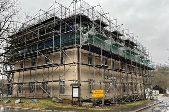 Bauarbeiten am Rittergut Bösenbrunn: Warum drei Gemeinderäte Kritik üben - Das Rittergut Bösenbrunn im aktuellen Bauzustand. Die Arbeiten am Oberdach sind seit wenigen Tagen fertig.