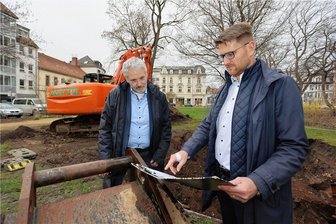Bauarbeiten am Schumannplatz: Historischer Park in Zwickau bekommt eine Bewässerungsanlage - Jörg Voigtsberger (l.), Leiter des Zwickauer Garten- und Friedhofsamtes, und Planer Casten Allert auf der Baustelle am Schumannplatz.