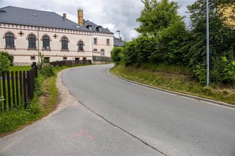 Bauarbeiten am Trinkwassernetz in Stützengrün: Talstraße und Hübelstraße bleiben gesperrt - In der Talstraße in Stützengrün werden Trinkwasserleitungen verlegt.