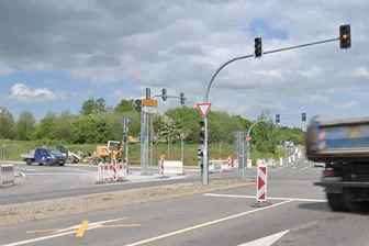 Bauarbeiten an A-72-Anschlussstelle Zwickau-West: Womit Pendler und Anlieger kämpfen - Die A-72-Anschlussstelle Zwickau-West – im Bild der südliche Bereich mit der Auffahrt Richtung Chemnitz – ist seit Ostern eine Baustelle. Die Auffahrt Richtung Plauen/Hof ist gesperrt, ebenso die Autobahnunterquerung. Die Staatsstraße erhält in diesem Bereich einen Fahrbahnbelag.