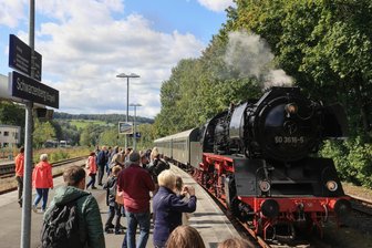 Bauarbeiten an Bahnstrecke im Erzgebirge: Aussichtsbahn fährt zum Teil verkürzt - Die Erzgebirgische Aussichtsbahn plant 2025 noch fünf Fahrt-Wochenenden.