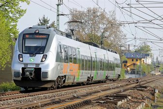 Bauarbeiten an Bahnstrecke vor dem Abschluss: Ab Freitag wieder freie Fahrt von Zwickau nach Leipzig - Eine S-Bahn fährt durch Crimmitschau. Diesen Anblick gab es fast vier Monate lang nicht.