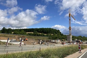 Bauarbeiten an der A 72 im Vogtland: Entwässerungssystem der Autobahn wird modernisiert - Das bei Großzöbern gelegene Regenrückhaltebecken der A 72 wird modernisiert.