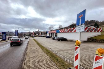 Bauarbeiten an der B 101 in Schwarzenberg: Verkehr aus Richtung Aue wird umgeleitet - Schilder und Baken stehen bereit: Ab Montag wird in Schwarzenberg-Neuwelt der Verkehr aus Richtung Aue umgeleitet.