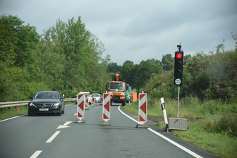 Bauarbeiten an der B 92 im Vogtland gehen ab Montag weiter - Ein Bild aus dem Vorjahr: Die Bundesstraße 92 mit Ampel. Ab Montag ist sie wieder in Betrieb.