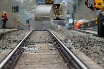 Bauarbeiten an der Elstertalbrücke: Keine Nachtarbeiten in Hauptbauphase - Eine Baggerschaufel schwebt über einem Gleis auf der Elstertalbrücke. Die denkmalgeschützte Eisenbahnbrücke, die als die zweitgrößte Ziegelsteinbrücke der Welt gilt (nach der Göltzschtalbrücke), muss saniert werden. Dazu wird das Bauwerk noch bis Mitte Juli eingerüstet. Etwa 36 000 Ziegel werden voraussichtlich ausgetauscht. Im Moment ist die Strecke Leipzig-Hof zwischen Herlasgrün und Plauen (Vogtland) gesperrt, ab Mai soll der Verkehr dann wieder mit Einschränkungen rollen.