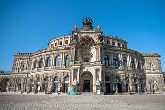 Bauarbeiten an Fassade der Semperoper noch bis November - An der Semperoper werden derzeit die Balustraden auf der Elbseite saniert. (Archivbild)