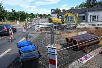 Bauarbeiten an Zufahrt zum Pendlerparkplatz nähern sich dem Ende - Durch die Bauarbeiten an der Ecke Rosa-Luxemburg-Straße/Zschopauer Straße ist die Befahrung der B 174 auf eine Spur eingeschränkt. Auch die Arztpraxis (im Hintergrund) ist nur schwer über die Baustelle erreichbar.