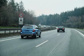 Bauarbeiten auf A 72: Auf- und Abfahrt Treuen in Richtung Hof ab Montag gesperrt - Auf der A 72 bei Reichenbach. Ende April begannen Bauarbeiten zur Fahrbahnerneuerung zwischen Reichenbach und Plauen-Ost. Die Fahrbahn Richtung Chemnitz ist inzwischen fertiggestellt, Arbeiten auf der Gegenrichtung sind im Gange. Der Verkehr wird derzeit in beiden Richtungen über die neue Fahrbahn geführt. 