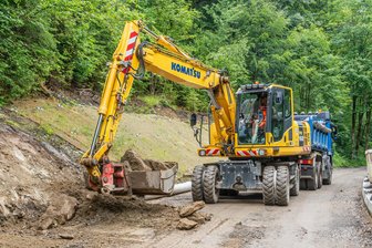 Bauarbeiten auf beliebter Touristenstraße im Erzgebirge ziehen sich in die Länge: Das ist der Grund - Komplizierter als gedacht: An der Schwarzwassertalstraße finden Bauarbeiten statt.