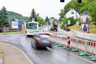 Bauarbeiten auf Bundesstraße 169 im Erzgebirge: Seit Montag gilt neue Verkehrsführung - Auf der B 169 in Bad Schlema ist am Montag die Verkehrsführung geändert worden.