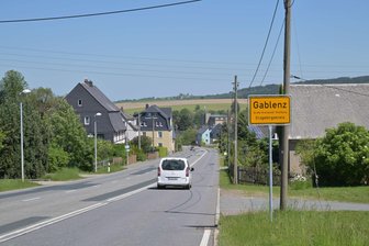 Bauarbeiten auf Bundesstraße im Erzgebirge starten wieder - Ein Ortseingangsschild von Gablenz. Die B 169 wird wieder zur Baustelle.