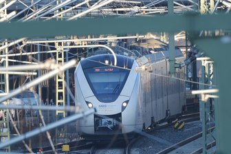 Bauarbeiten auf der Bahnstrecke zwischen Chemnitz und Wüstenbrand führen zu wesentlichen Fahrplanänderungen - Ein Zug bei Ausfahrt aus dem Hauptbahnhof Chemnitz in Richtung Zwickau.