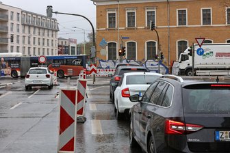 Bauarbeiten auf der Humboldtstraße: Zwickau bleibt vom Verkehrschaos verschont - Geradeaus geht es auf der Humboldtstraße nicht weiter, sodass Autofahrer rechts abbiegen müssen.