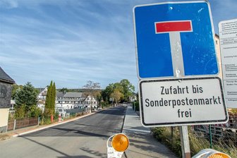 Bauarbeiten auf einer der schlimmsten Buckelpisten im Erzgebirge kommen voran – Vollsperrung trotzdem bis 2024 - Freie Fahrt für Anlieger gibt es auf einem Teilabschnitt der Annaberger Straße in Zwönitz.