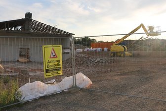 Bauarbeiten auf früherem LPG-Gelände bei Weischlitz: Das ist geplant - „Achtung Baustelle“, das Gelände der früheren LPG ist eingezäunt.