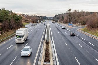 Bauarbeiten beendet: Verkehr auf der A 72 im Vogtland kann mit Tempo 100 rollen - Die Einschränkungen auf der A 72 - hier der Bereich der Anschlussstelle Treuen - sind beseitigt. Der acht Kilometer lange Abschnitt zwischen Treuen und Reichenbach war seit März erneuert worden. 