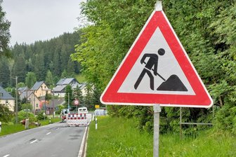Bauarbeiten beginnen: Bundesstraße 283 ab Montag in Zwota voll gesperrt - Dauerbaustelle B 283 in Zwota (Bild aus dem Vorjahr). Ab Montag wird an der Straße wieder gebaut.