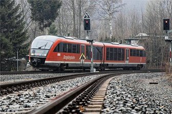 Bauarbeiten bei der Erzgebirgsbahn dauern an: Welcher Streckenabschnitt gesperrt ist - Eine weitere Woche lang heißt es auf der Strecke Cranzahl – Chemnitz: Bus statt Erzgebirgsbahn.