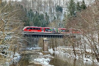 Bauarbeiten bremsen Züge auf der Flöhatalbahn aus - Ein Triebwagen der Erzgebirgsbahn ist unterwegs im Flöhatal.