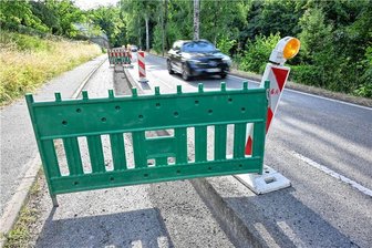 Bauarbeiten: Chemnitztalstraße bleibt bis Ende Juli offen - Länger als geplant dauert der Breitbandausbau auf der Chemnitztalstraße in Auerswalde. Eine Ampel regelt den Verkehr.