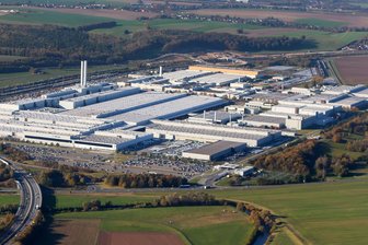 Bauarbeiten direkt am Zwickauer VW-Werk: Moseler Allee gesperrt - Blick aufs VW-Werk mit der Moseler Allee im Vordergrund.