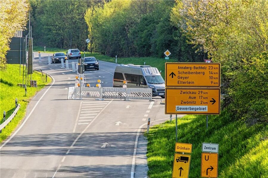 Bauarbeiten enden: Autobahnzubringer im Erzgebirge bald wieder frei - Blick auf den noch gesperrten Autobahnzubringer Zwönitz. 